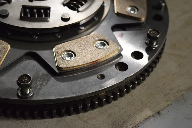 clutch, disk, flywheel, automotive, steampunk, gears, car parts, machine, steel, engine, gear, repair, auto, transportation, replacement, gearshift, brown car, clutch, clutch, flywheel, car parts, car parts, car parts, car parts, car parts. Części zamienne w naprawie: nowe, używane i ich gwarancja