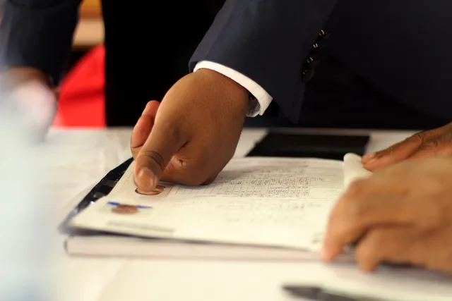 Close-up of a businessman's hand placing a fingerprint on a document for authentication. Jakie uprawnienia musi mieć lokalny usługodawca: przegląd branż