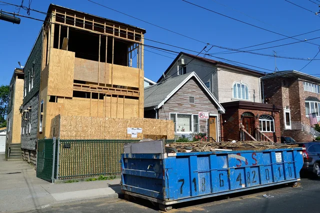 house, under construction, construction, men at work, dumpster, garbage, trash, demolition, trash removal, property, housing, residential, work, residence, urban, development, home, estate, project, contractor, builder, foreman, flip, house flip, buying, cool backgrounds, buy my house, 4k wallpaper, suburb, lower class, middle class, neighborhood, blue, free background, brown, hd wallpaper, beige, free wallpaper, white, mac wallpaper, street side, wood, panels, sheet rock, full hd wallpaper, foundation, windows wallpaper, frame work, 4k wallpaper 1920x1080, frames, beam, tools, hammer, nail, wallpaper hd, new york city, queens, wallpaper 4k, road, windows, home depot, wrench, nails, front lawn, front of a house, clutter, crammed, hard hat, workers, workmen, frame, pillars, masonry, building a home, build a house, building, laptop wallpaper, background, beautiful wallpaper, desktop backgrounds, screen saver, wallpaper, free image. Porównywanie wycen prac domowych: na co patrzeć poza ceną